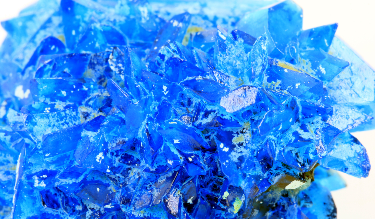 青い銅の花といわれる カルカンサイト | カラッツ Gem Magazine