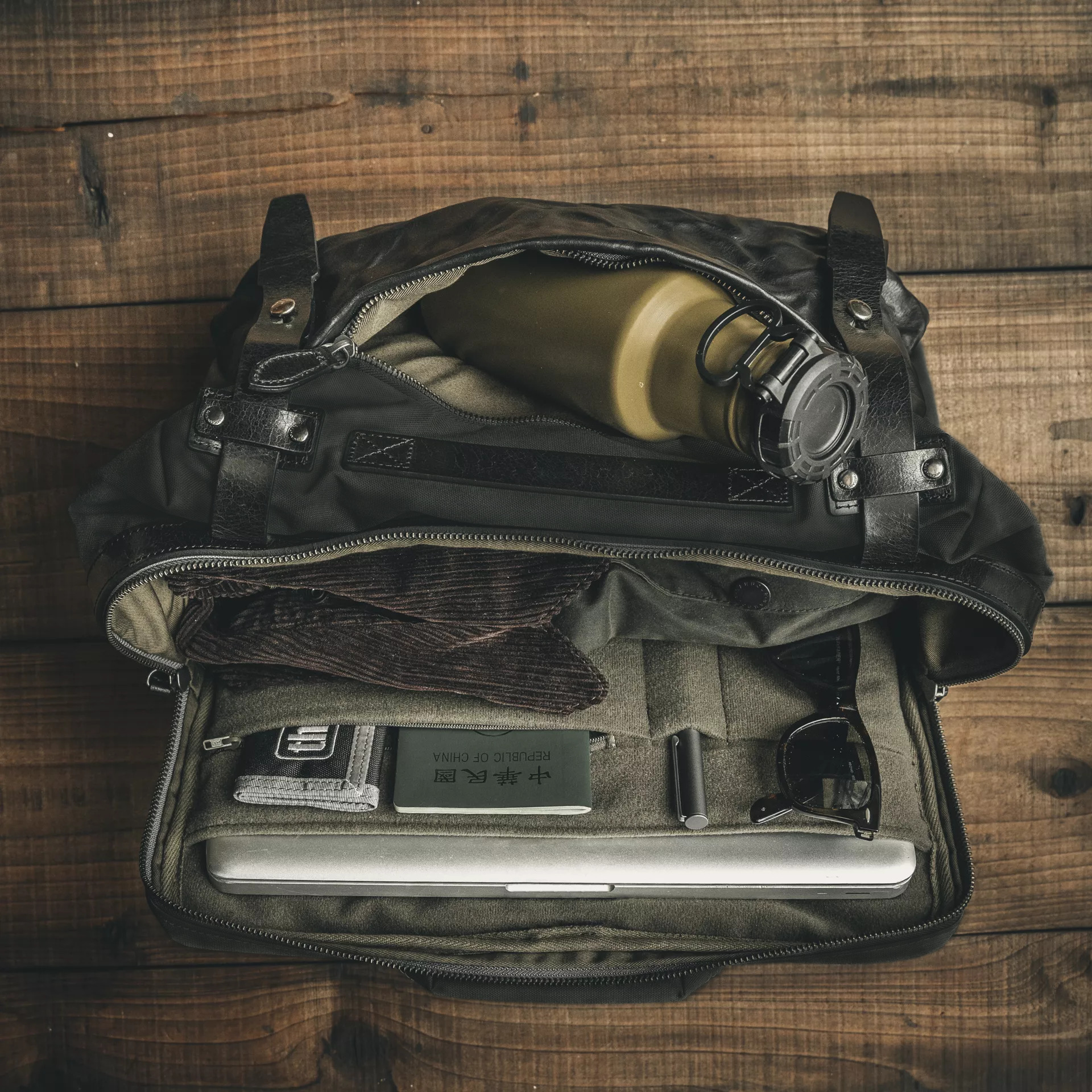 LIGHTNING RIDER ライトニングライダー」スリングバッグ 12L - カメラ