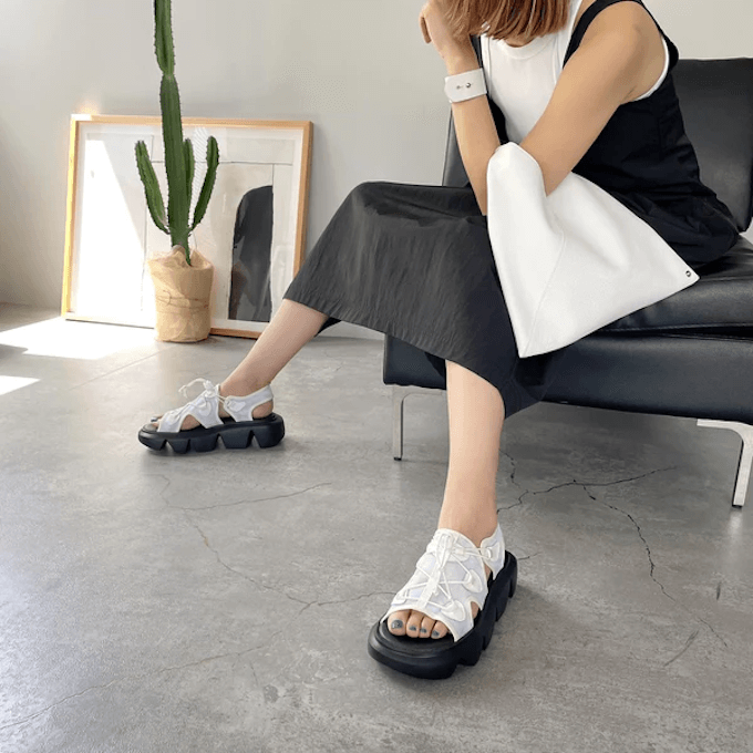 程よくカジュアル、程よく上品。きれいめコーデにも似合う「MANA」の