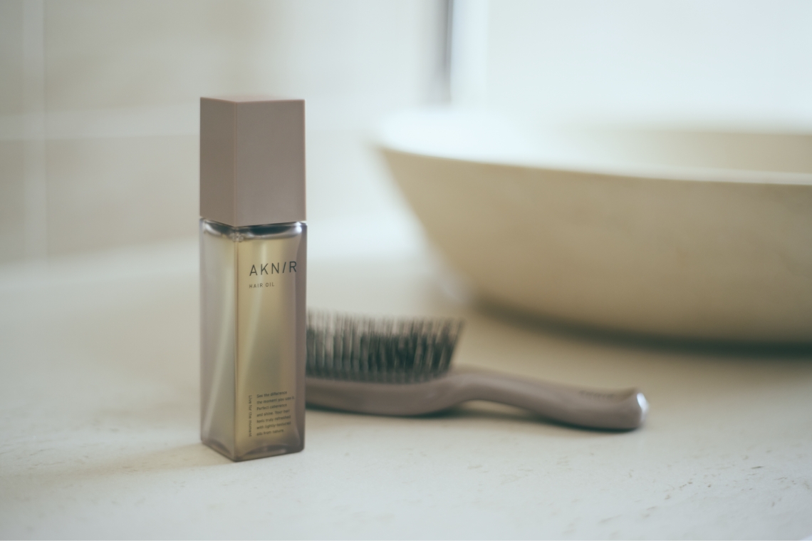 プレミアムモイストヘアオイル【ローズ×サンダルウッド】｜AKNIR