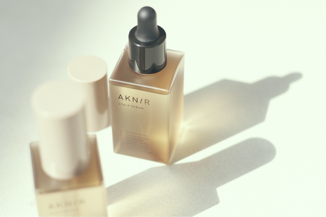 薬用ヘアスカルプセラム【ローズ×サンダルウッド】｜AKNIR（アクニー