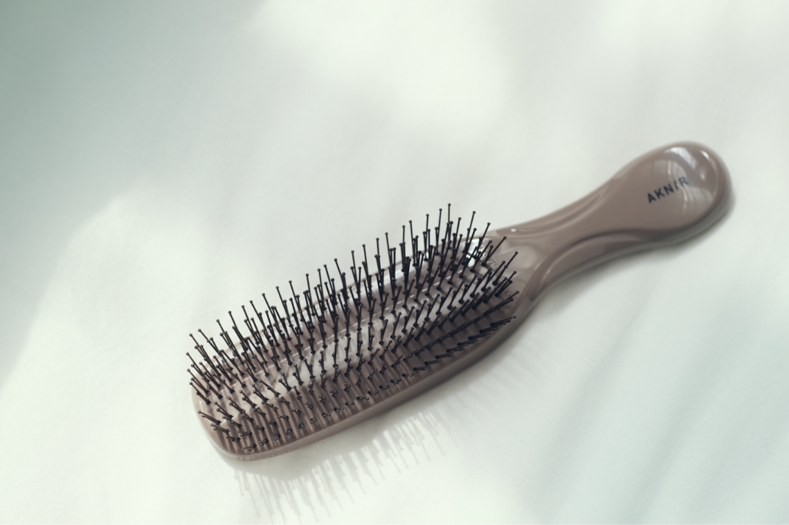 シャンプーブラシ【ローズ×サンダルウッド】｜AKNIR（アクニー） 公式