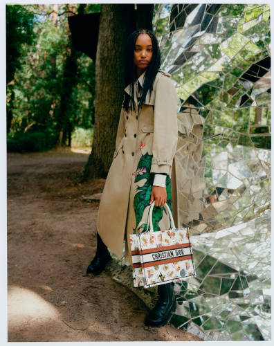 ディオール」芸術家ニキ・ド・サンファルのドラゴンや星座をモチーフに