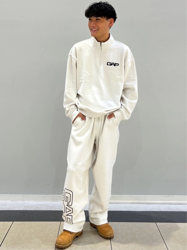 男性でも白セットアップ】Gapロゴハーフジッププルオーバーの