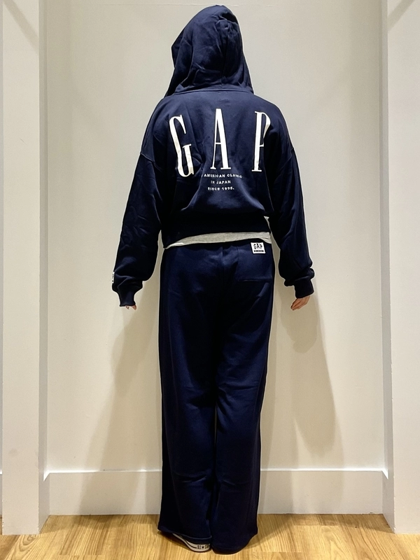 30周年アニバーサリースウェットセットアップのスタイリング | Gap公式