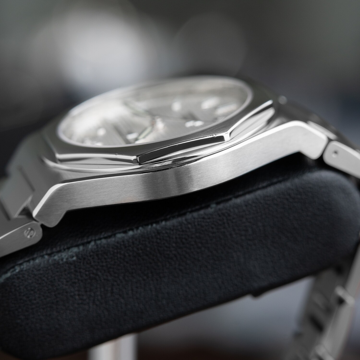 Girard Perregaux Laureato 2022 Automatic White Silver Dial 81010 Set