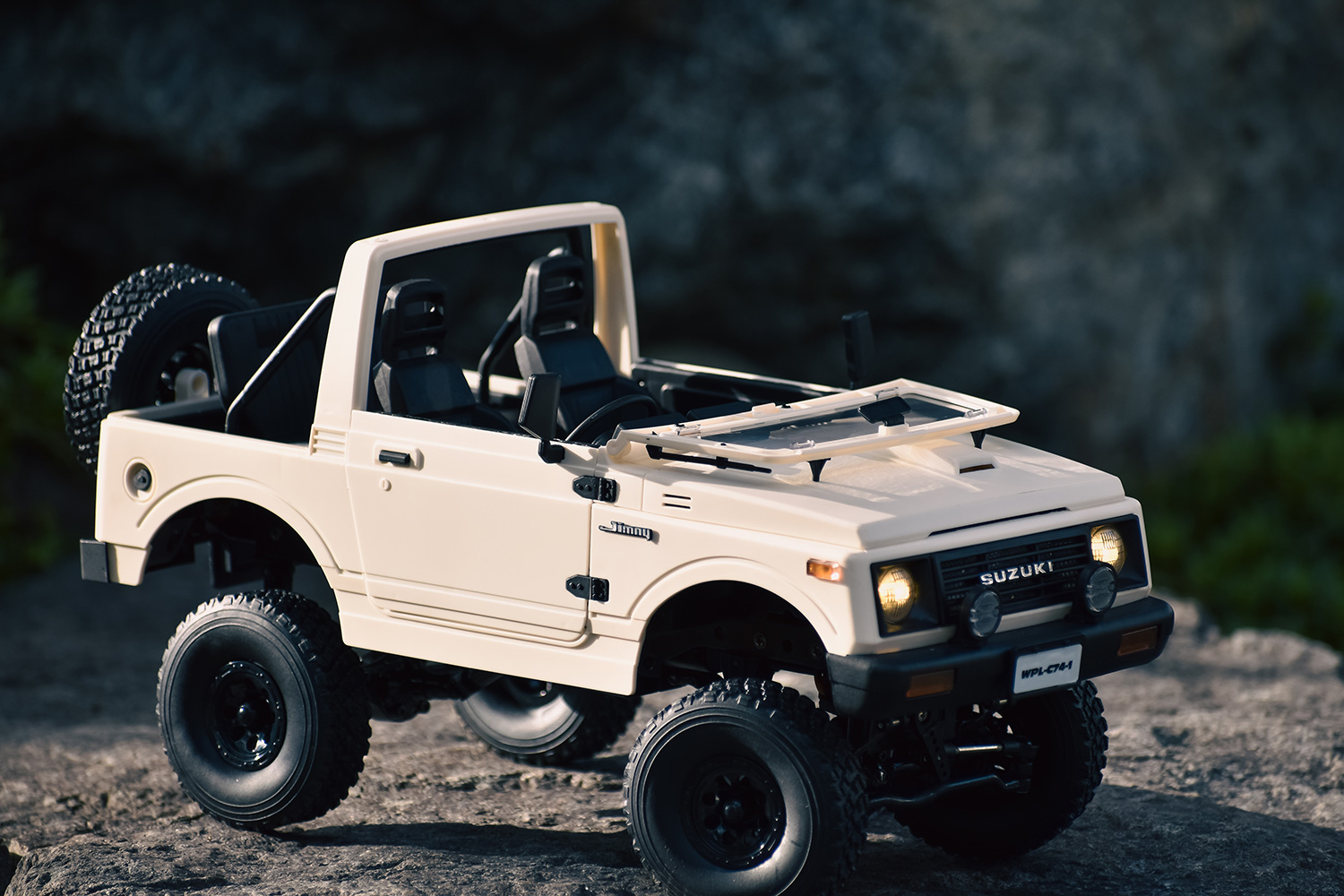 アウトドアで楽しめるラジコンWPLの人気モデル「ジムニー」に幌タイプ