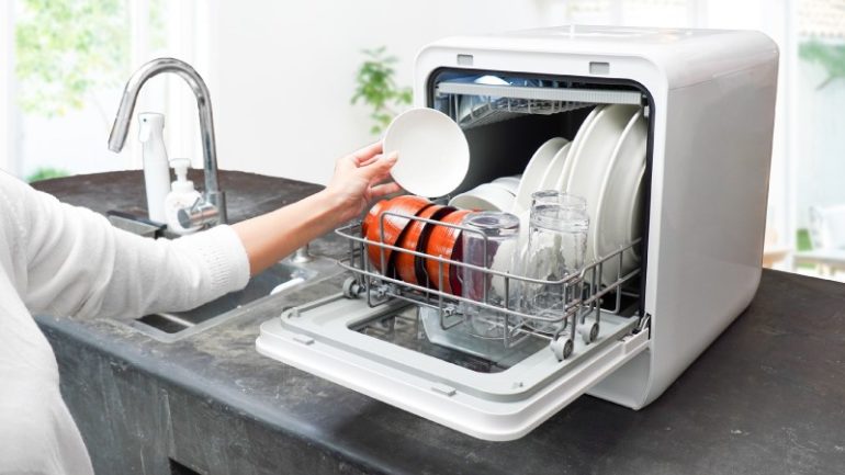 工事不要で設置できるサンコーのタンク式食器洗い乾燥機に21点の食器や