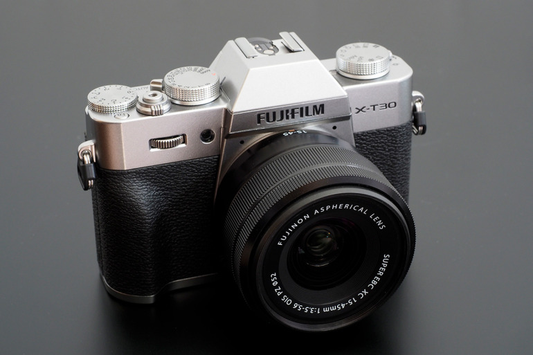 富士フイルムのミラーレスの入門機「X-T30II」と単焦点レンズ