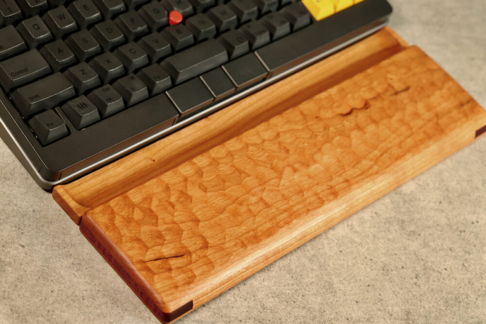 松葉製作所の一生モノ『亀甲名栗木製パームレスト80mm』を試す | Dig