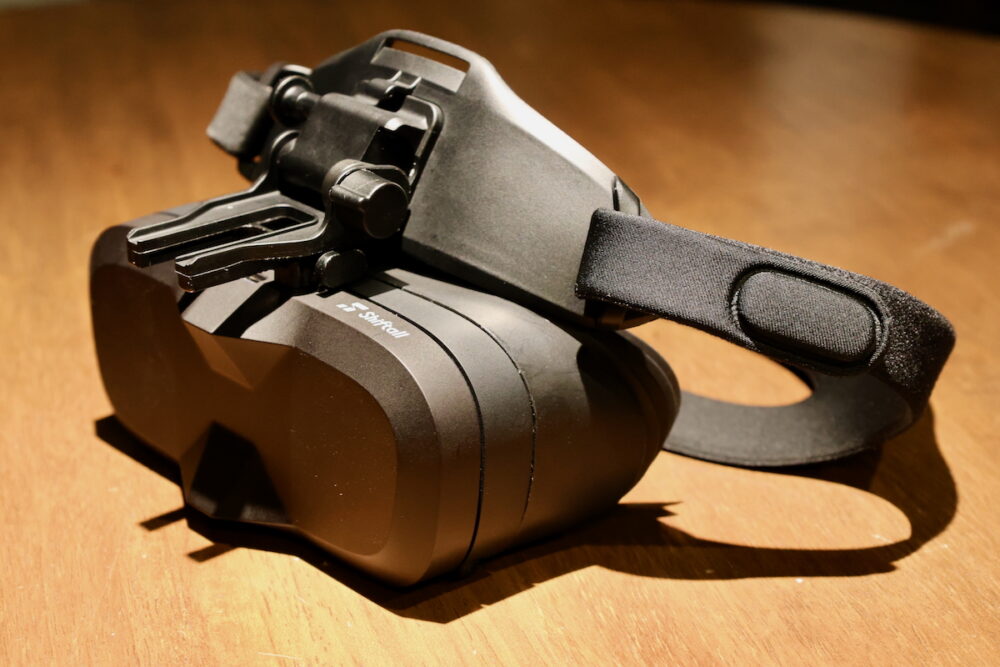 VR Chat特化型超軽量高精細VRヘッドセット『MeganeX superlight 8K』を