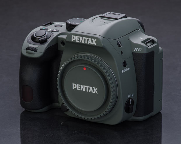 リコーが「PENTAX KF」のオリーブとストーンの新色を発表 - デジカメinfo