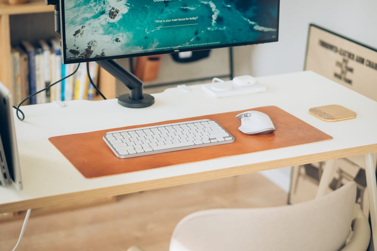 デスクツアー】白を基調としたナチュラルテイストのデスク環境作りの