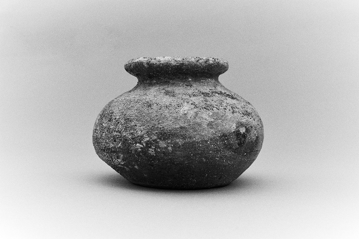 韓国 古美術 灰色と黒の模様の陶芸の壺 韓国 古美術 灰色と黒の模様の