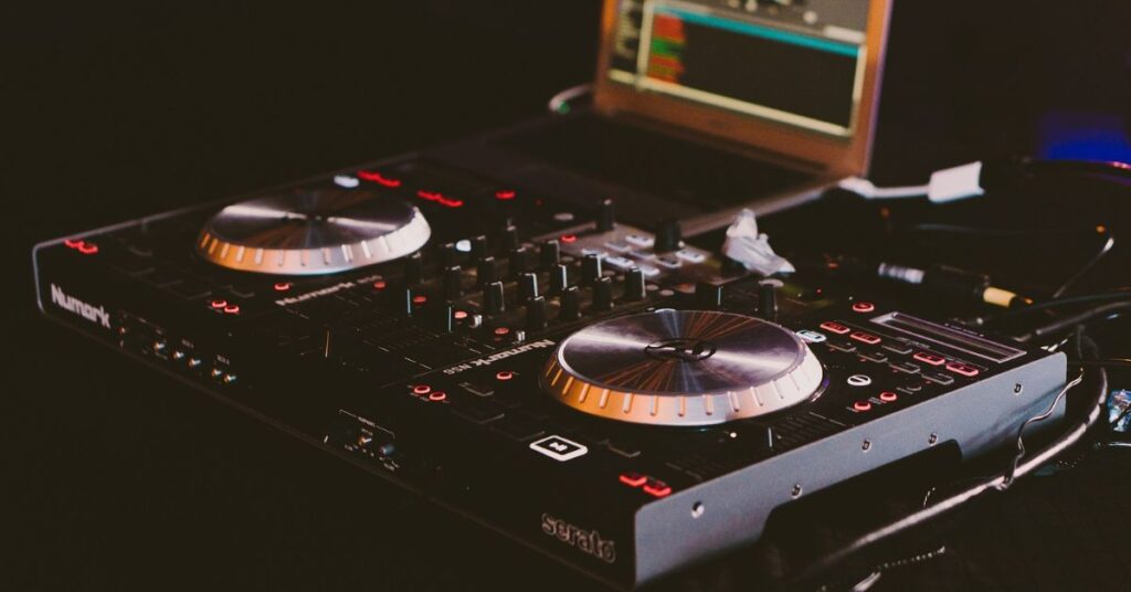初心者DJが買うべきおすすめDJ機材5選と最適なモデルを選ぶための