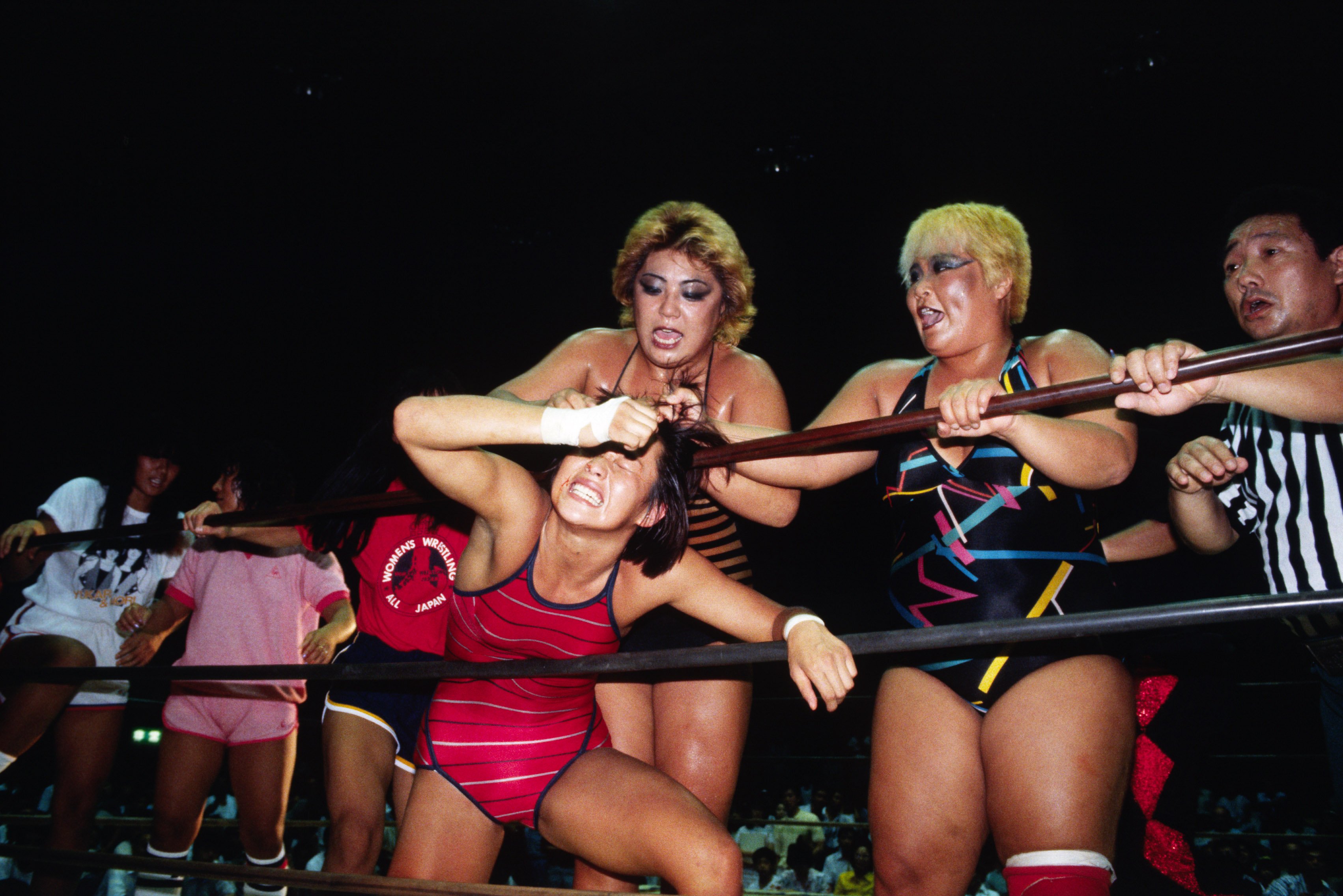 極悪同盟vsクラッシュギャルズ」女子プロレスの“美学”に、世代を超えて