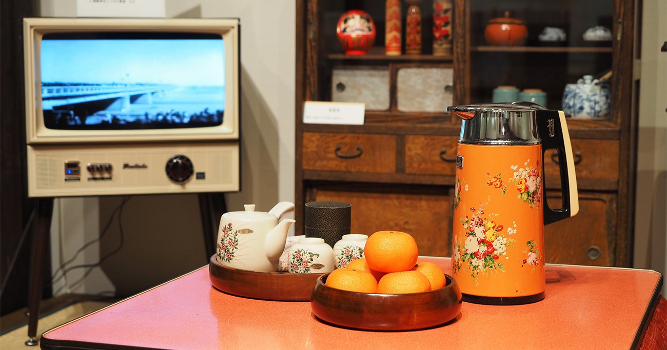 象印の花柄ポット、青い羽根の扇風機…「昭和すぎる家電」がZ世代に