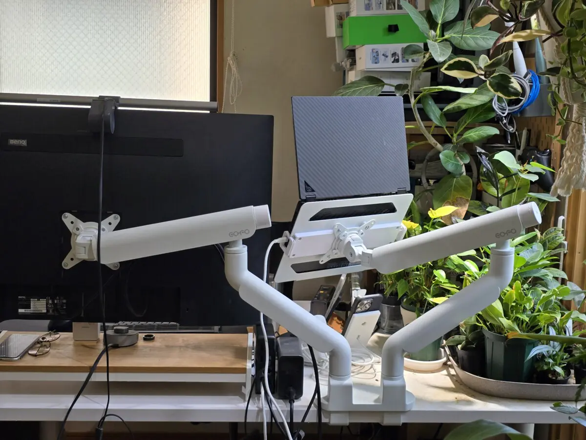 軽い力でも動かせる、スッキリしたデザインの「COFO 無重力モニター