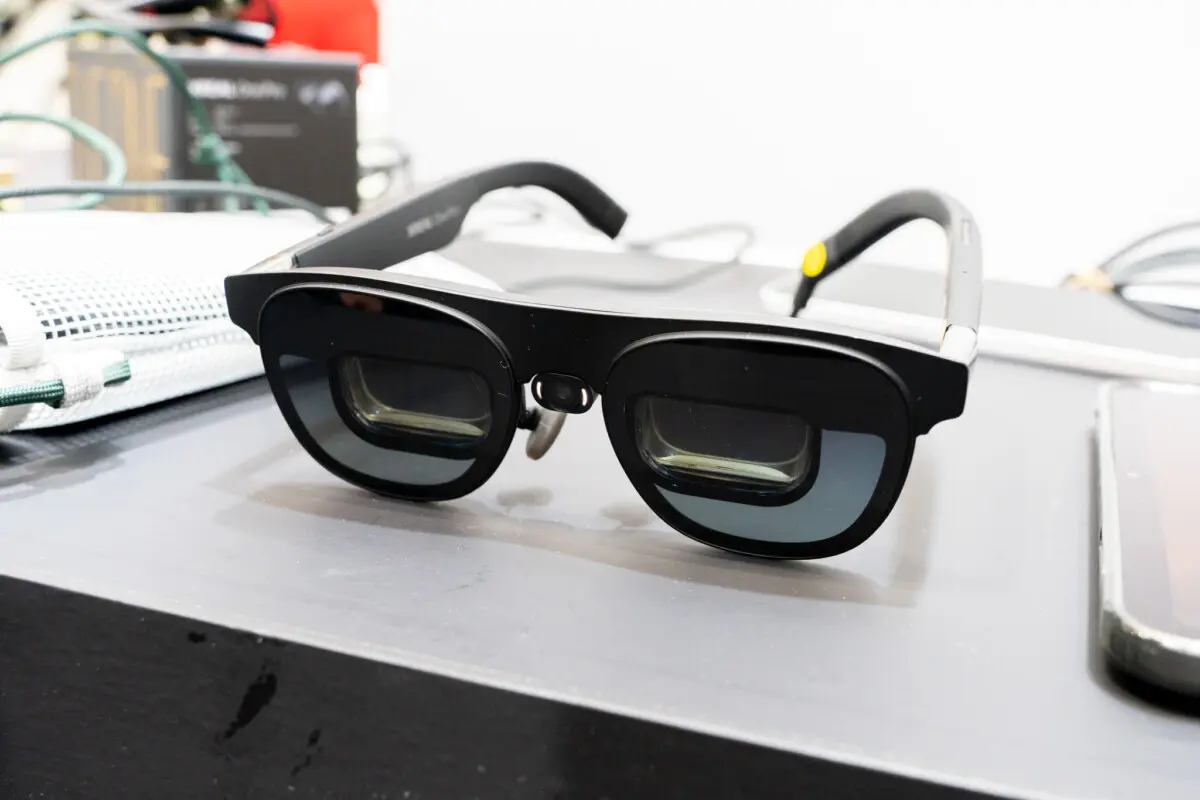 XREAL One Pro」7月24日発売。視野角は57°に拡大。下部から光の