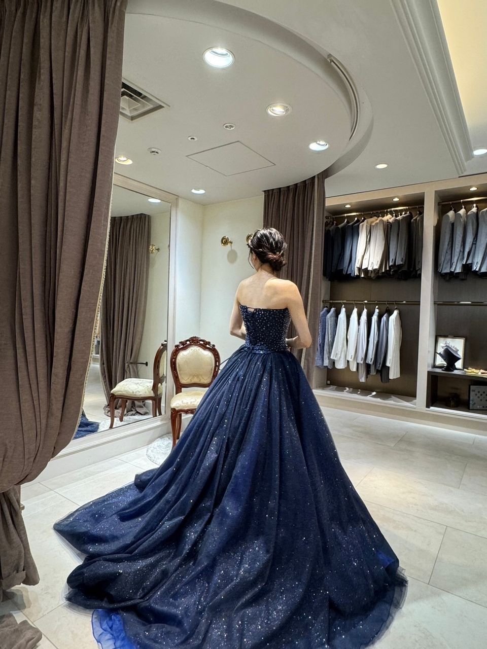 夜空のようなキラキラネイビードレス。夜空のようにネイビーの生地に