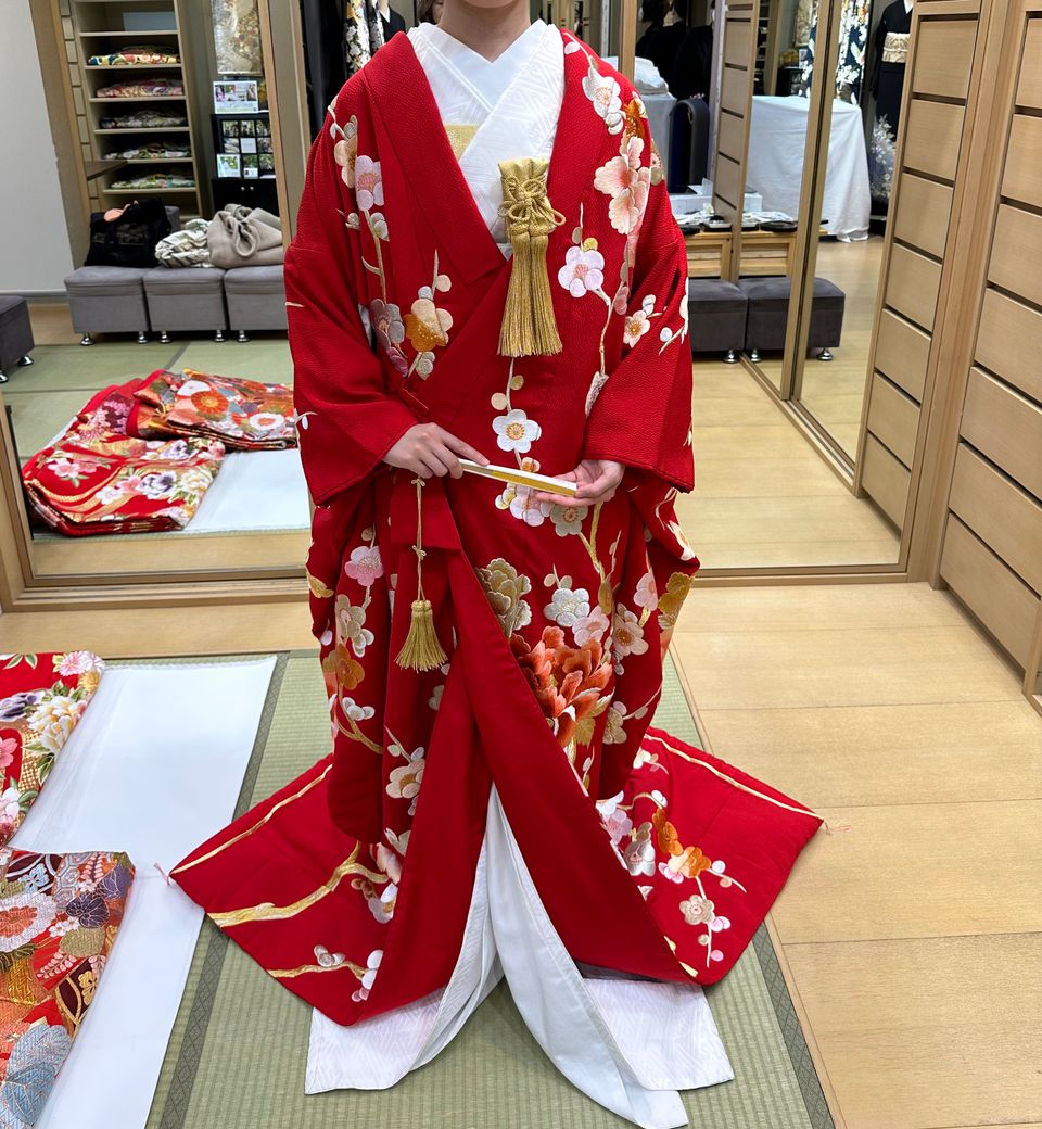 梅と牡丹の刺繍が特徴的な色打掛。梅と牡丹の刺繍が大きく着物全体にし