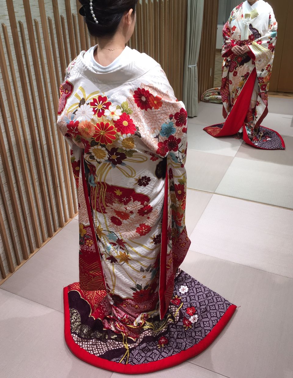 かわいい色打掛。とてもお洒落な色打掛です。伝統的な色合いにお洒落な