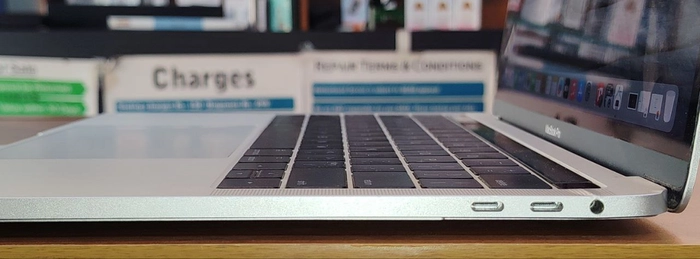 Apple MacBook Pro A1706 (2017) - Core i5, 8GB RAM, 256GB SSD