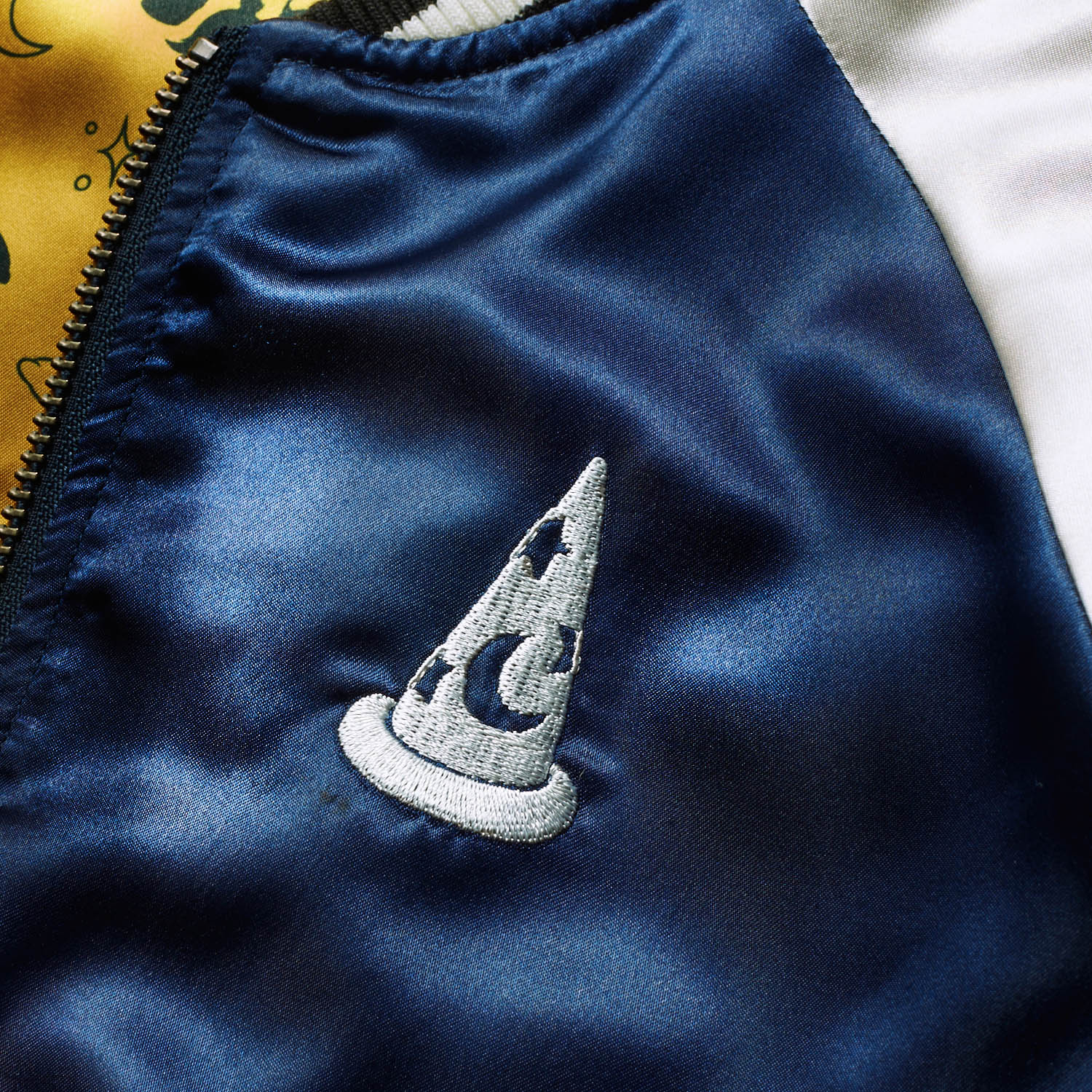 裏地にも魔法使いの弟子に扮したミッキーがいっぱい！ベルメゾン