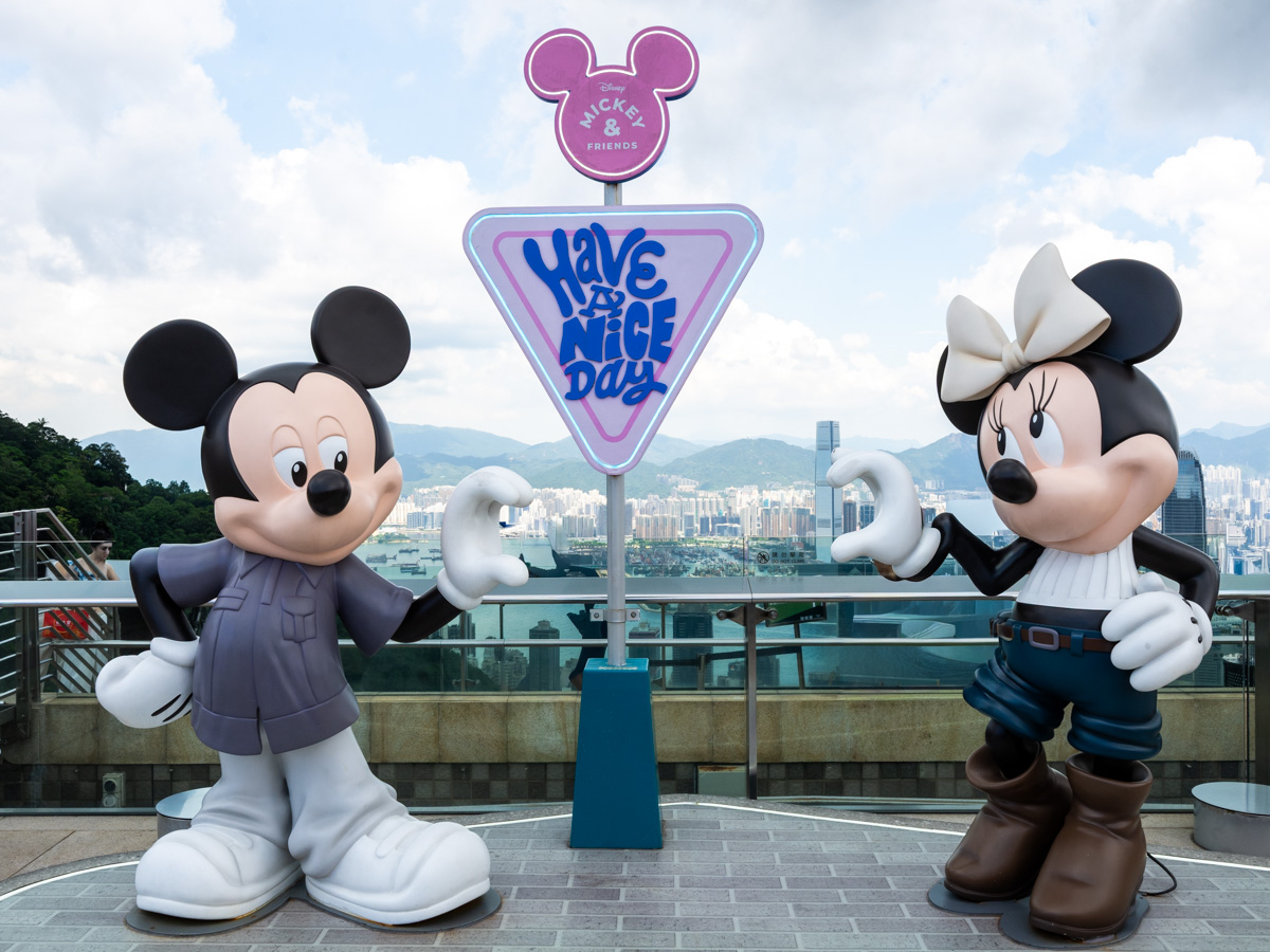 ヴィクトリアピークでミッキーたちと記念撮影！香港「Mickey: Keep It