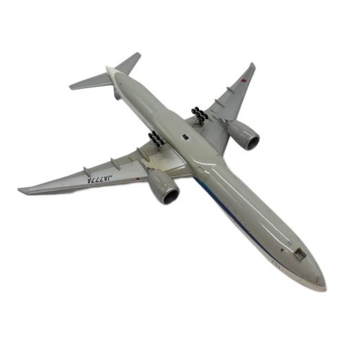 ANA (アナ) 1:200スケール ジェット機 BOEING 777-300ER NH20017