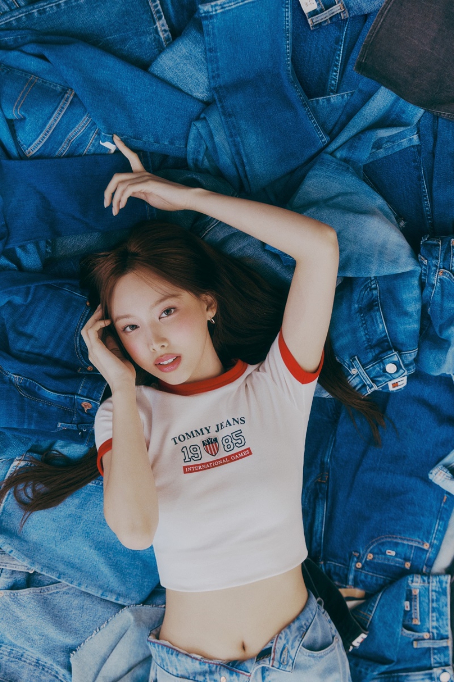 フォト】TWICEナヨン、赤いジャージワンピ姿で完ぺきなスタイルをアピール