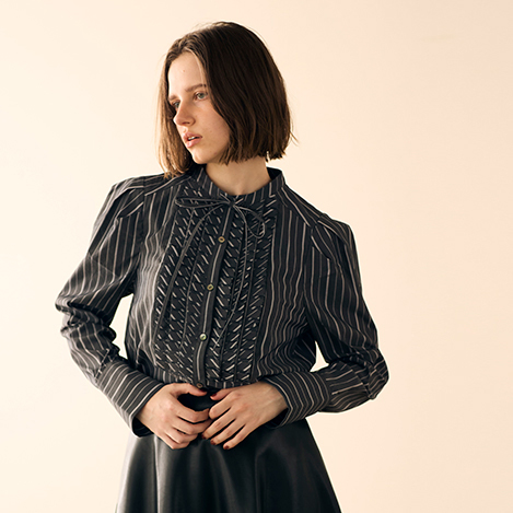 MARILYN MOON(マリリンムーン)｜モダンタックフリルワッシャーブラウス