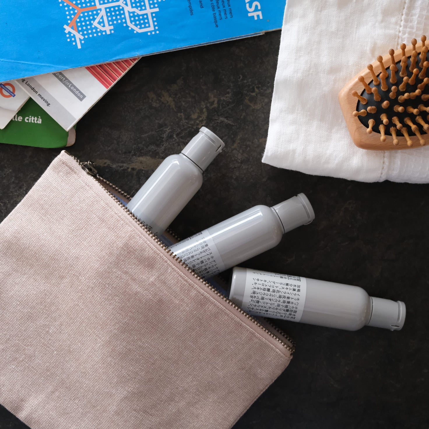 旅のお供にぴったり、小さなボトルのヘアケアセット – Envelope
