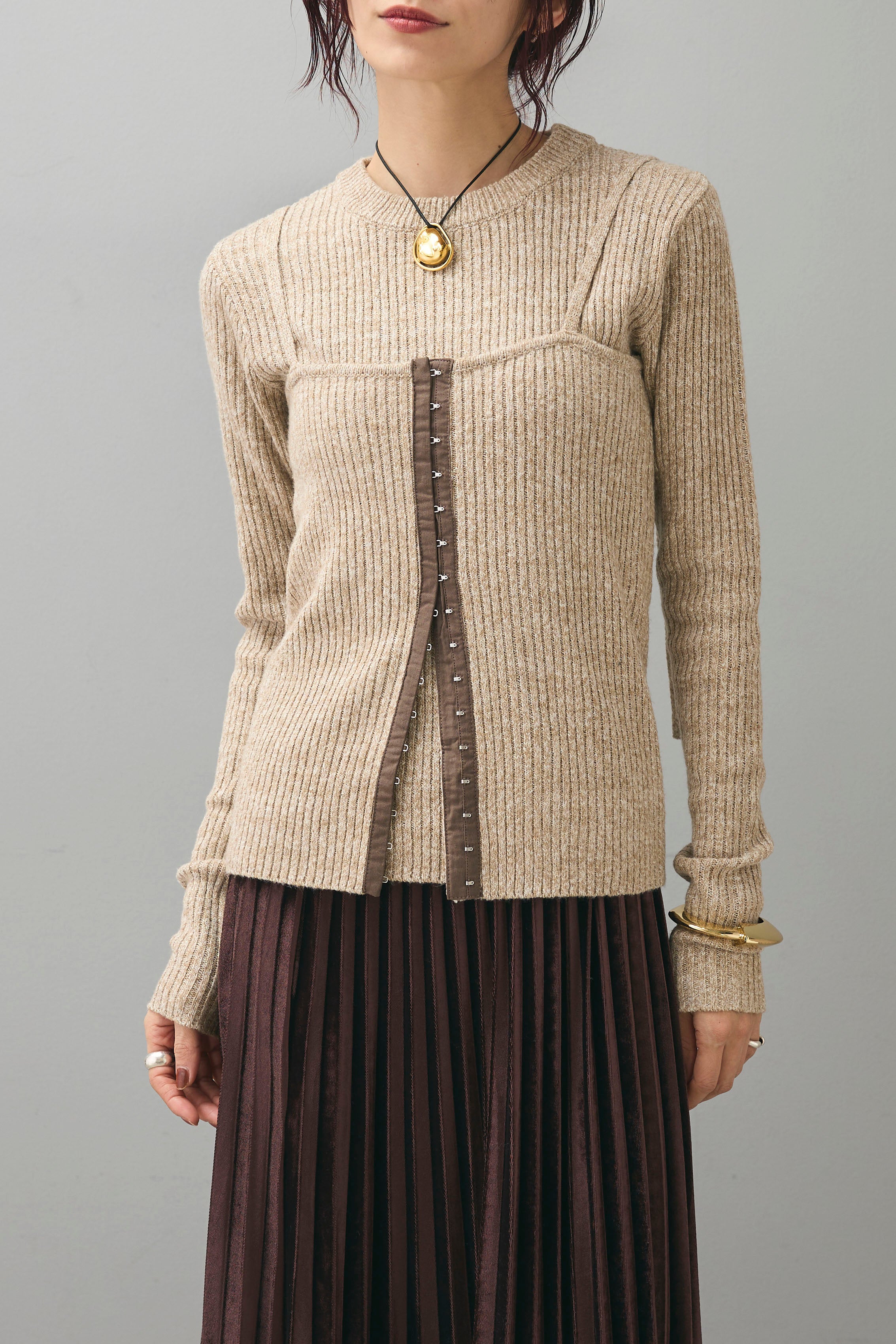 a_tops_1_4244dca8-5e8d-40d8-