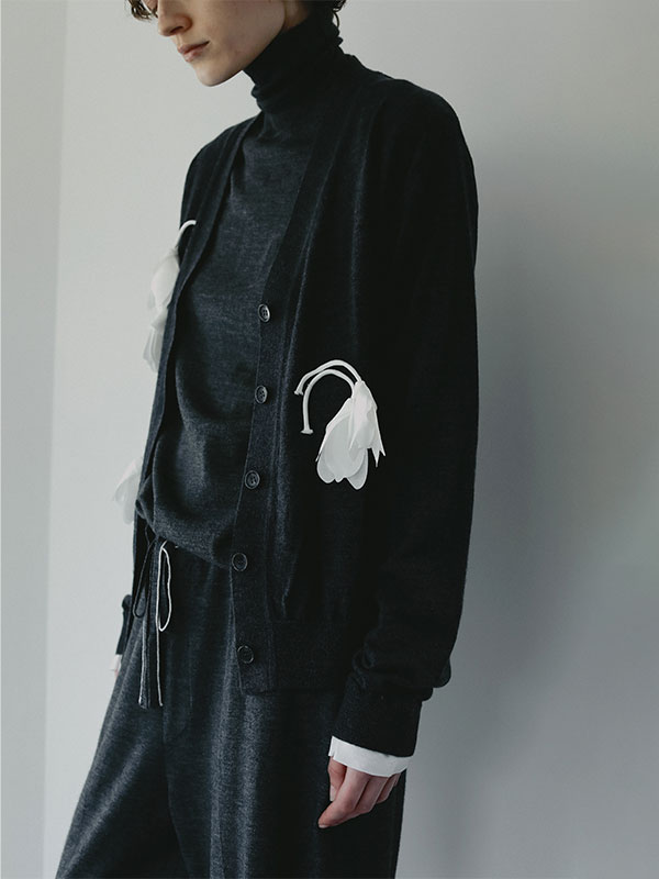 SANTEフラワーモチーフVネックニットカーディガン(F GREY): トップス