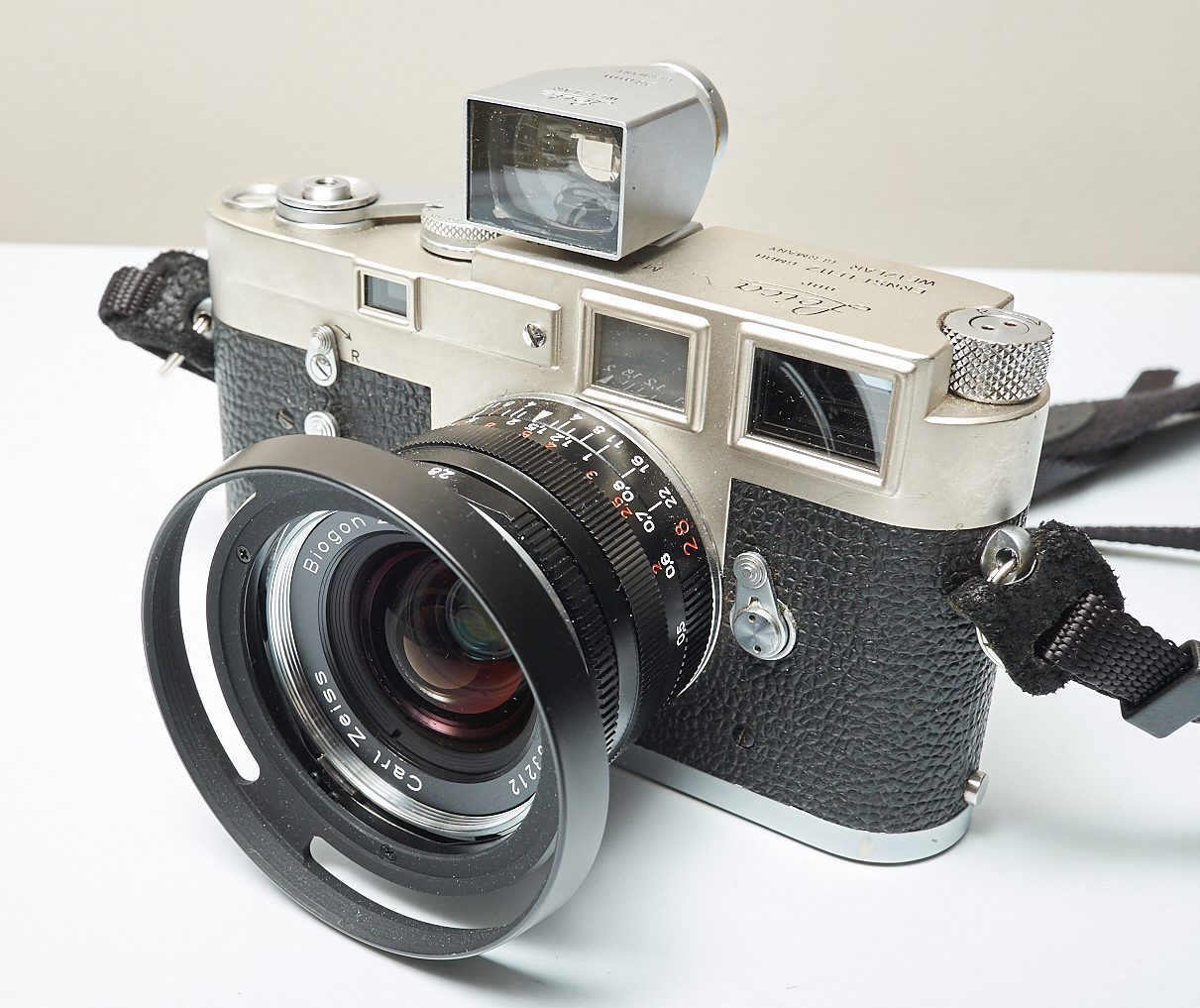 Leica M camera compared to Fuji X-Pro1: Set-Up for Street