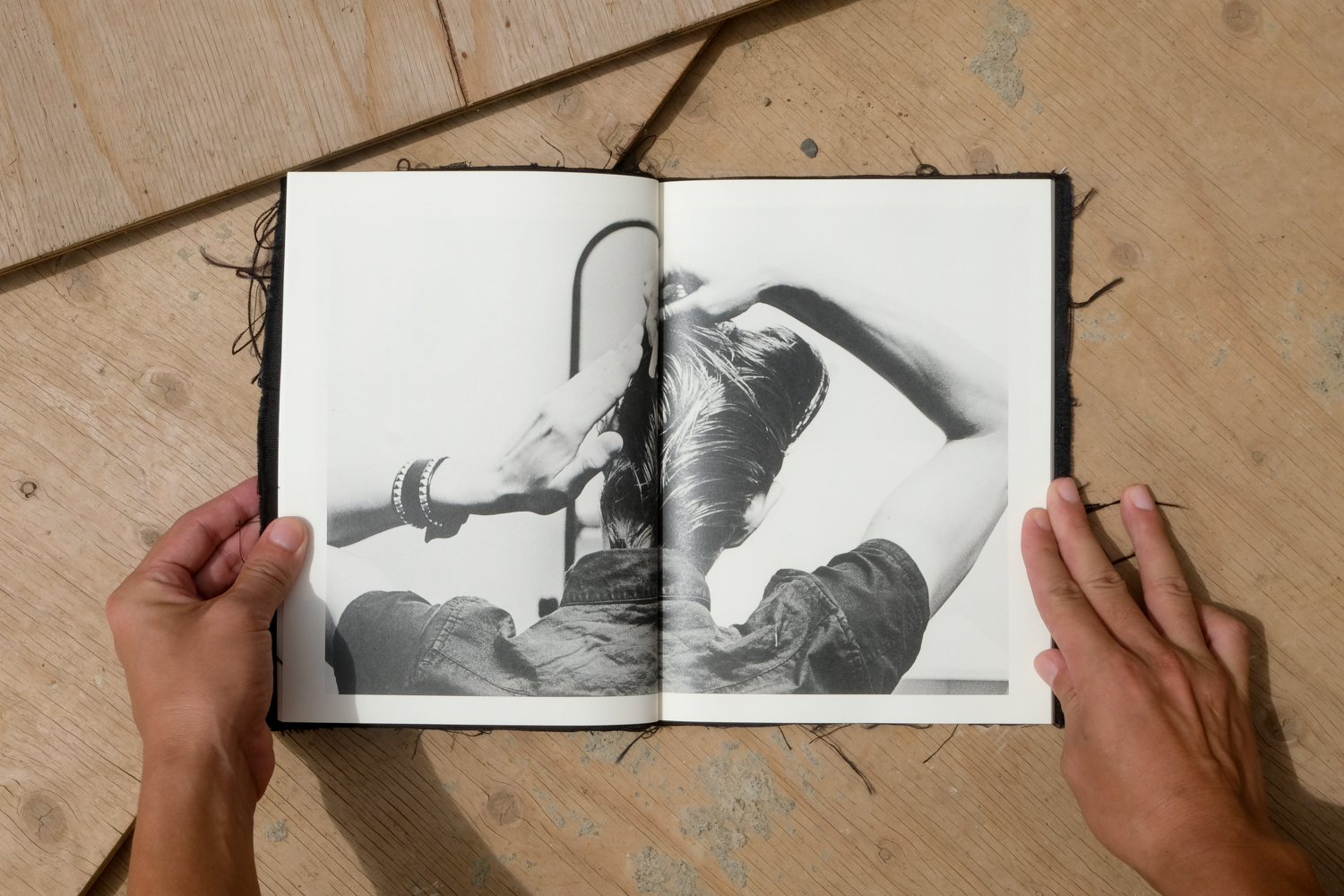 山谷佑介の最初の写真集「Tsugi no yoru e」の限定数で再販決定 先行