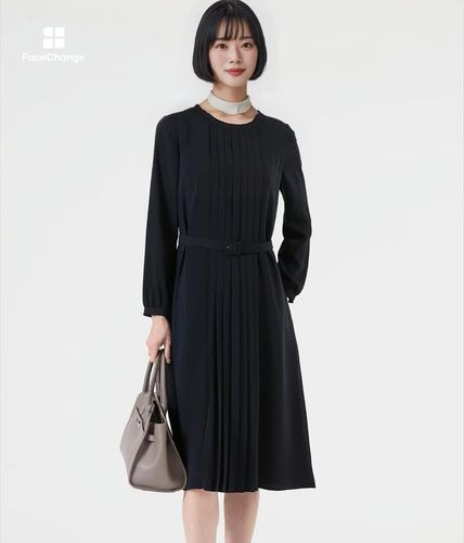 ウォッシャブル】ライトサテン 長袖フロントプリーツワンピース