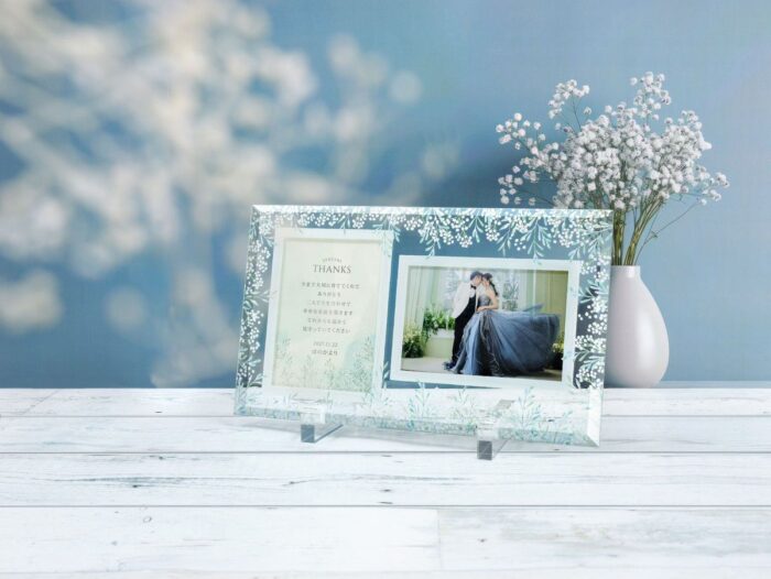 新商品情報】ガラスフォトフレーム子育て感謝状に「かすみ草」デザイン