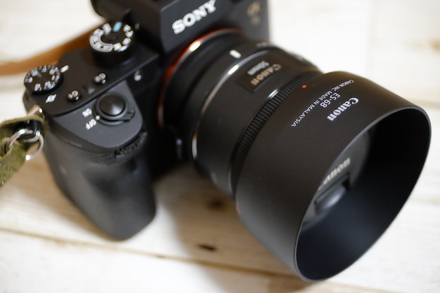 EF50mm F1.8 STMに装着するレンズフードは、やはり純正『ES-68』が