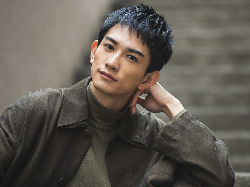 町田啓太】 初の写真集『BASIC』に込めたファンへの想いと 深碧の地