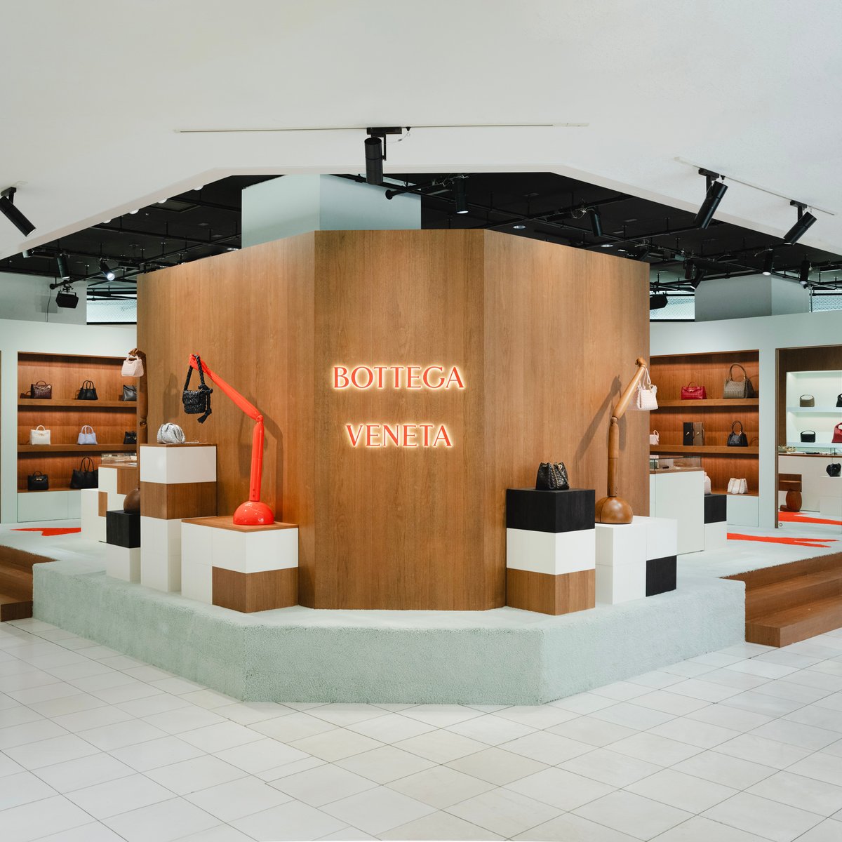 ボッテガ・ヴェネタと絵本の世界 ホリデーギフトがそろう伊勢丹新宿店