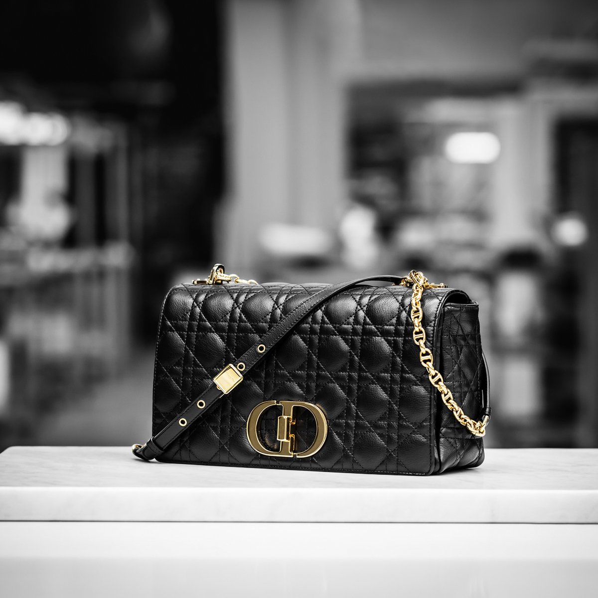 ディオールが新作アイコンバッグ発売、格子柄のキルティングにメタルの