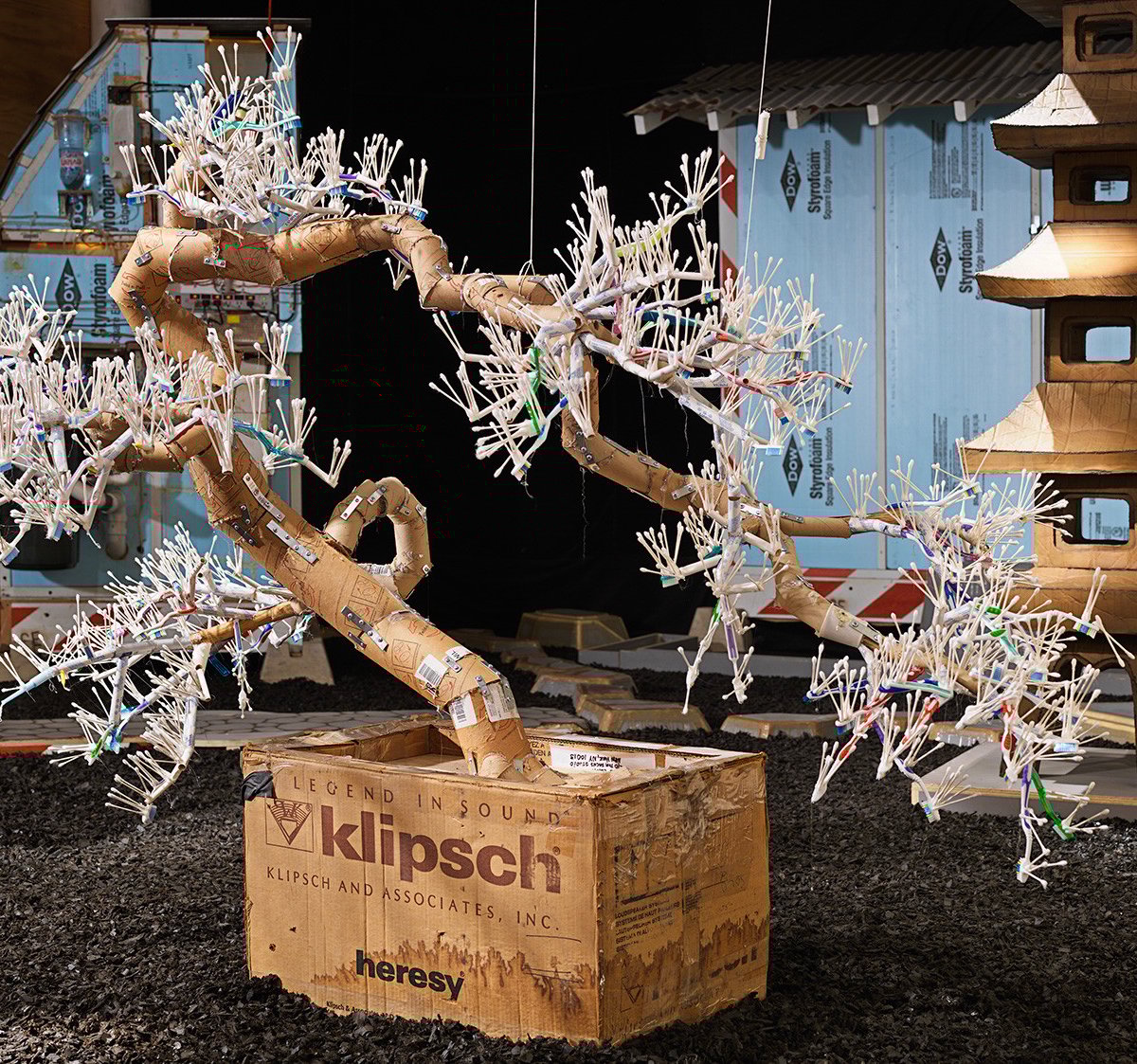 トム・サックスが日本の茶道をフィーチャー、東京オペラシティで個展開催