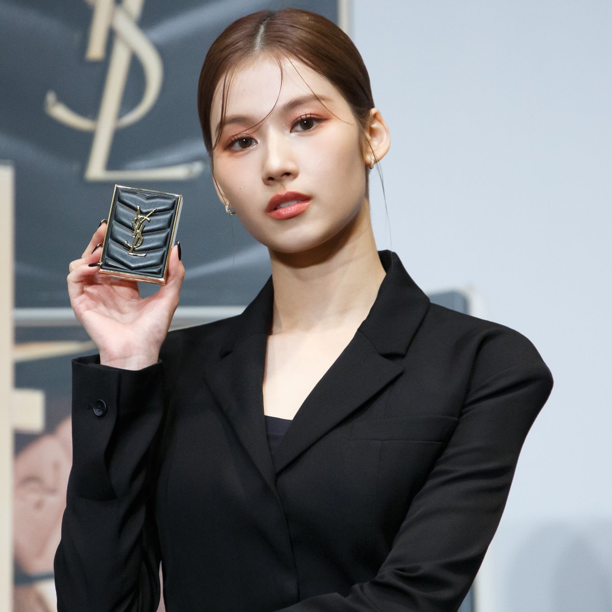 TWICEのSANAが登場 YSLの新アイシャドウ「クチュール ミニ クラッチ