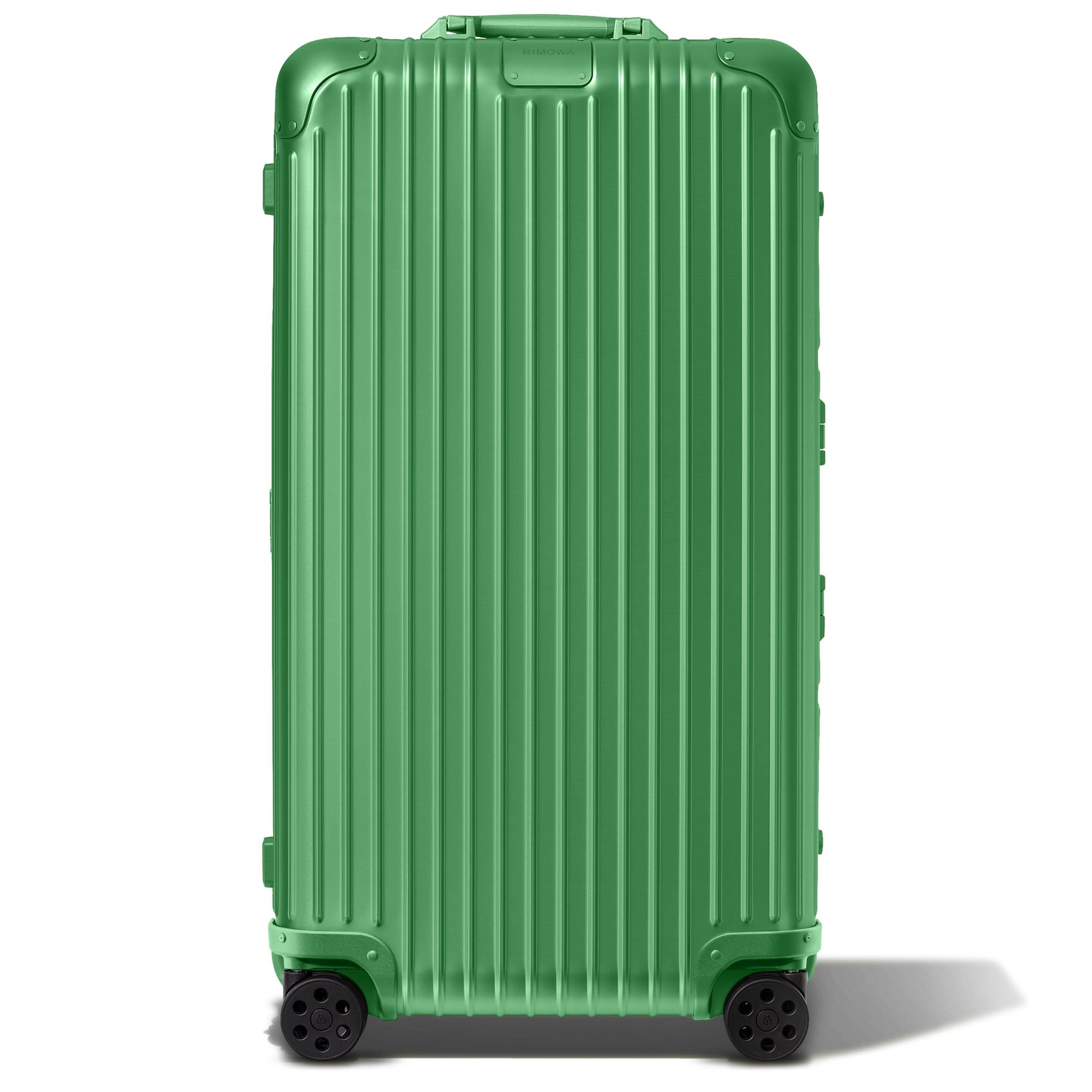 中島健人と「リモワ」のアイコン——エメラルドカラーで旅を彩る新作