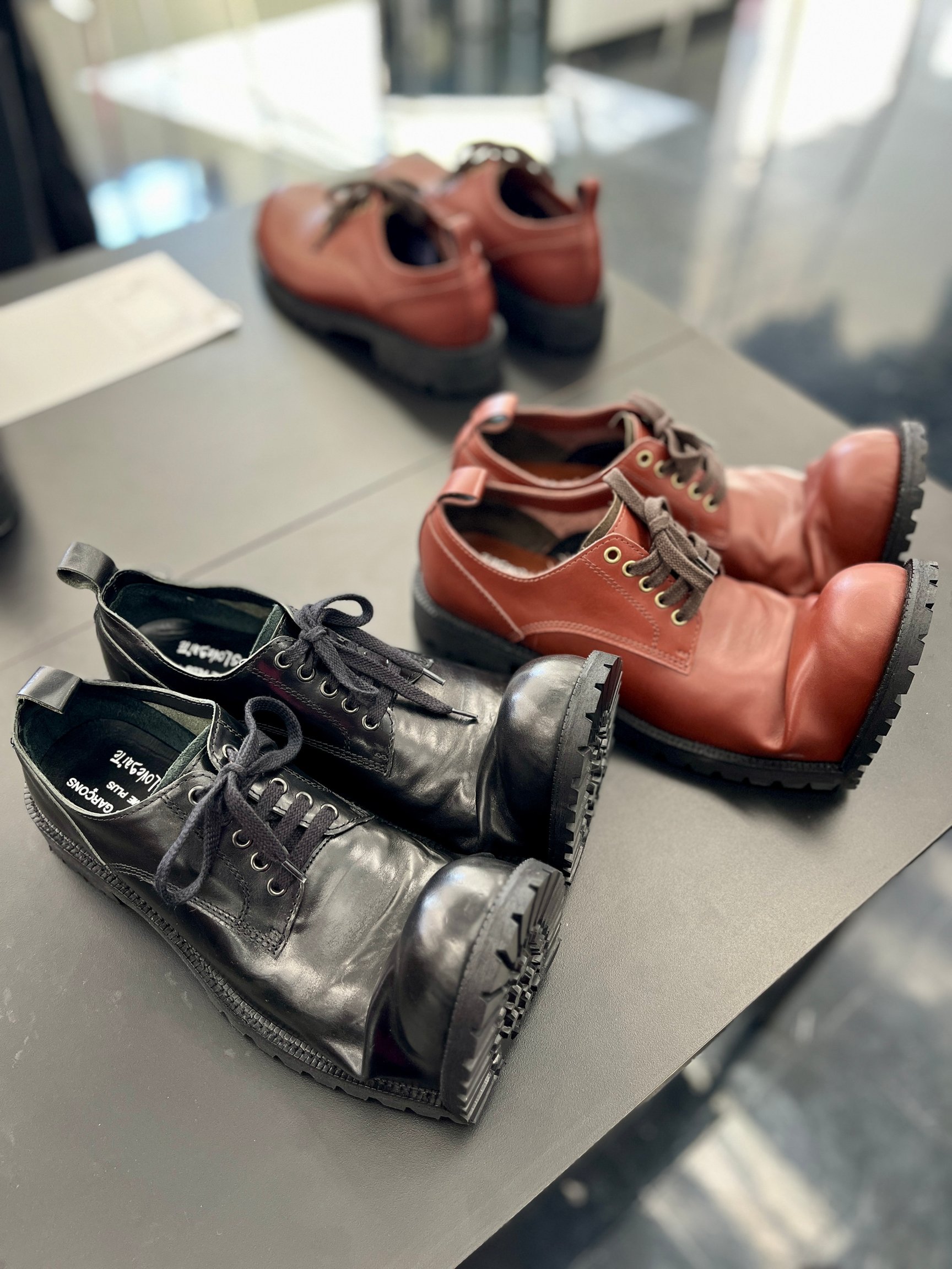 コム デ ギャルソン オム プリュス × キッズ ラブ ゲイト、つま先を