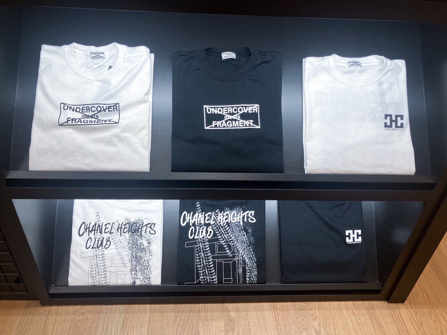 アンダーカバー ミーツ フラグメント」が登場、コラボロゴをあしらった