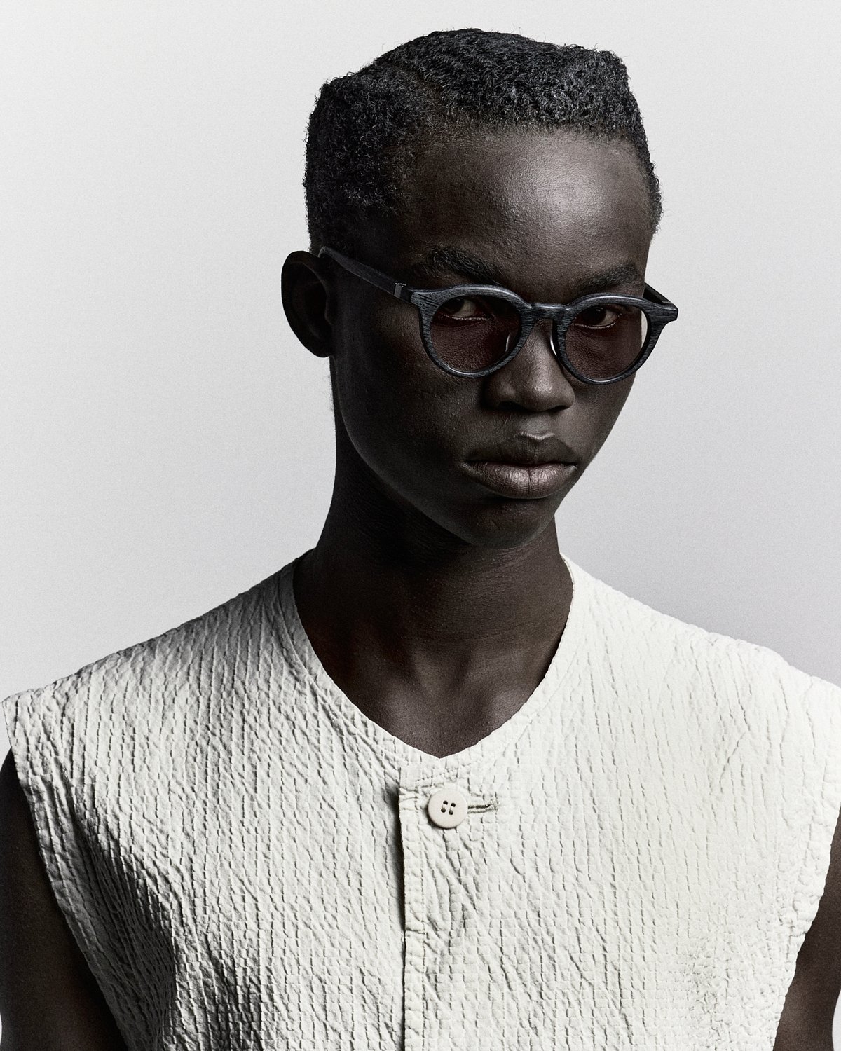 ISSEY MIYAKE EYESから新モデル「WOOD」登場、削り出した木材のような質感