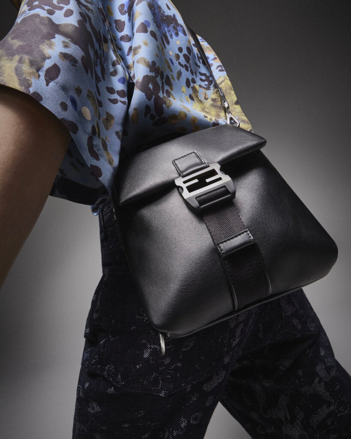 フェンディがメンズの新作「フェンディ フラックス クロスボディ